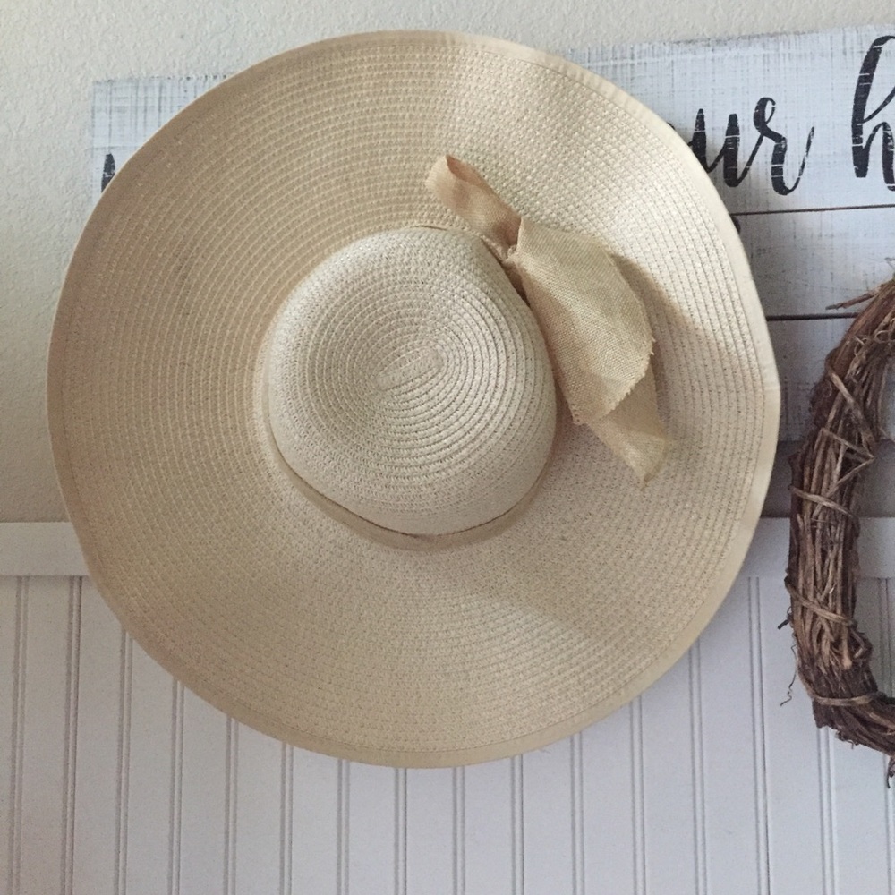 Wide brimmed floppy straw hat - Picture 2 of 4